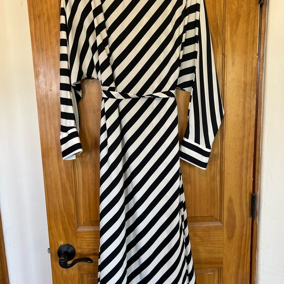 Fun and flowy wrap dress - Picture 4 of 5